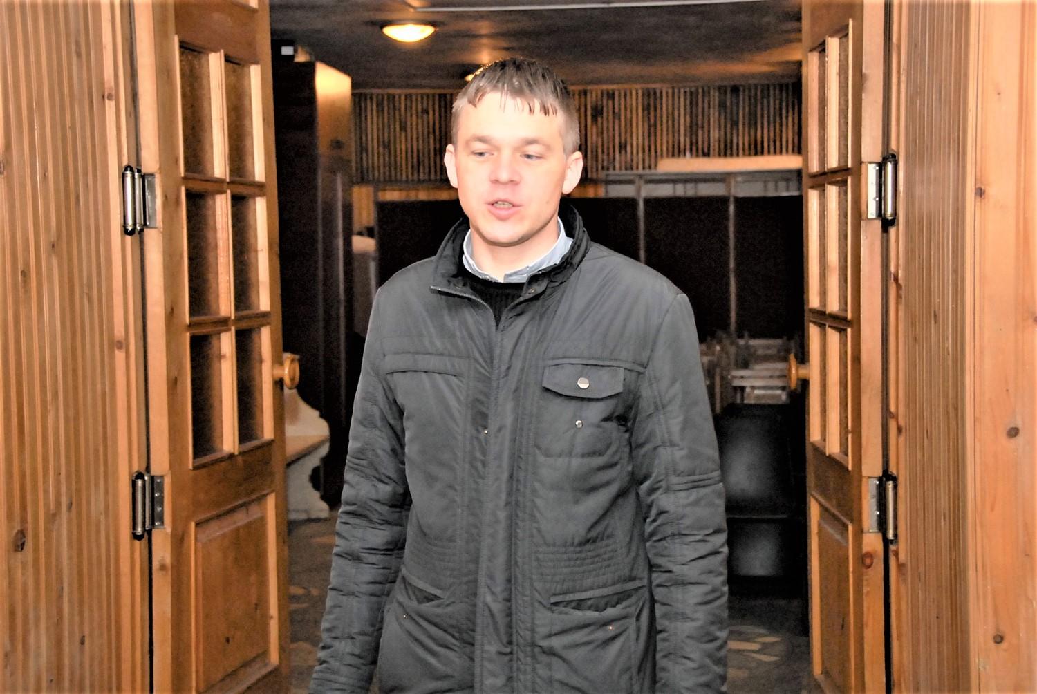 Bažnyčios skandalas pabudino ir savivaldybės galvas / Vikaras V. Šidlauskas aprodė bažnyčios rūsį.