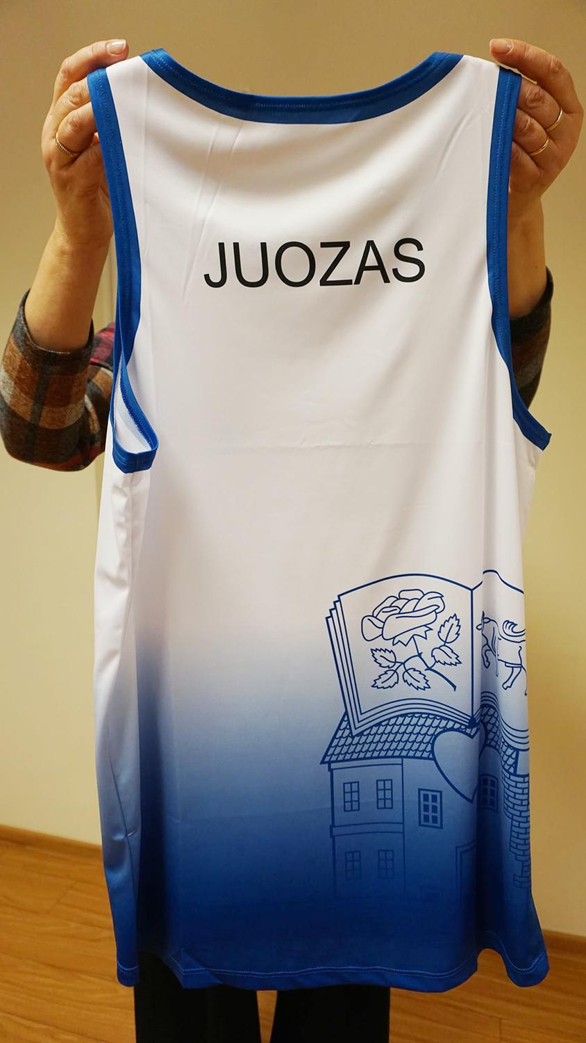 Bėgikams įteikti vardiniai marškinėliai / Ukmergės bėgikams – vardiniai marškinėliai su Ukmergės simbolika.