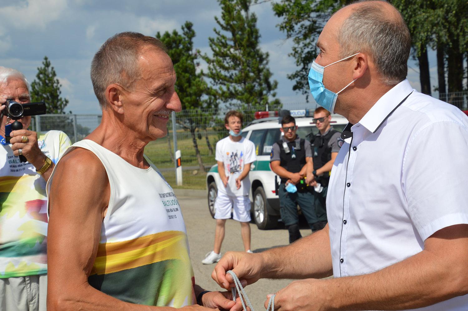 Bėgo Baltijos keliu / Bėgikus prie Ukmergės rajono ribos pasitiko rajono meras Rolandas Janickas.
