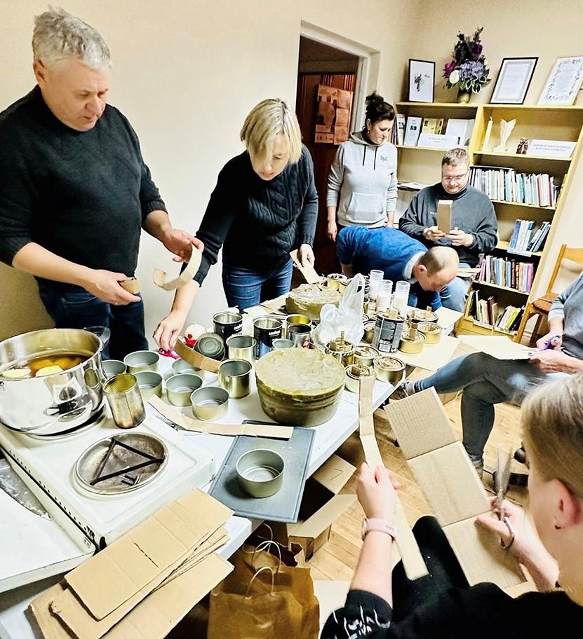 Bendruomenių savanoriai gamina žvakes ukrainiečiams /