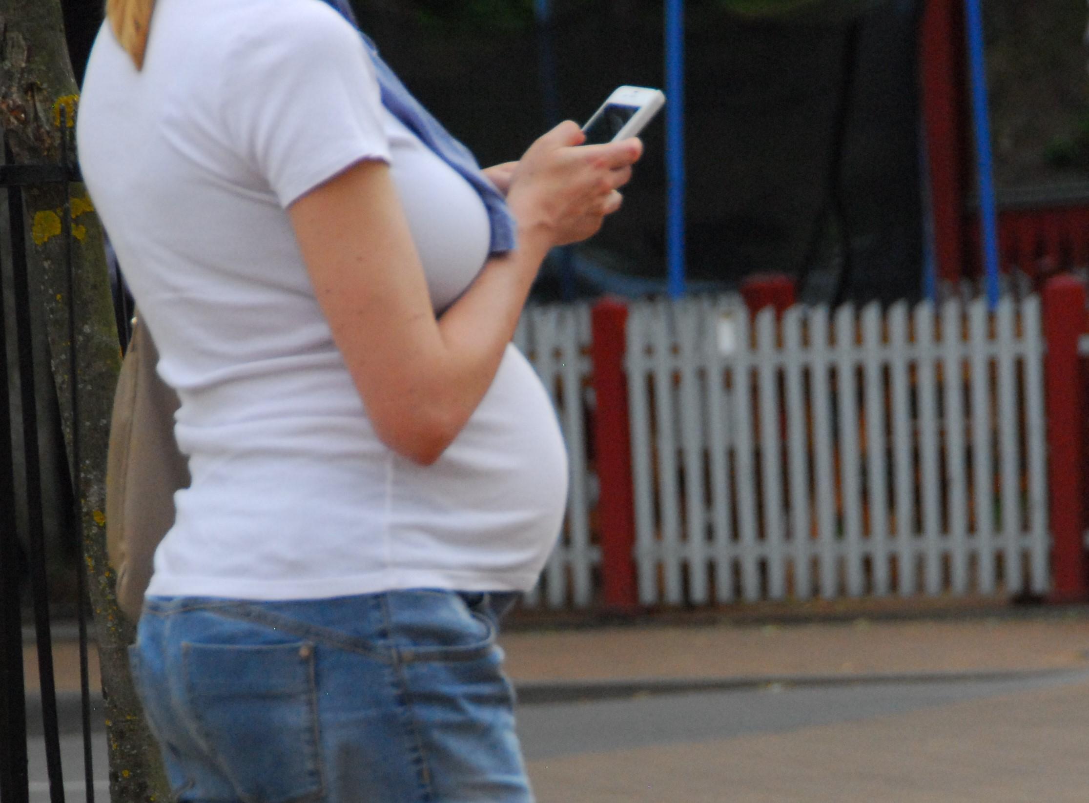 Besilaukiančioms karo pabėgėlėms – gimdyvių krepšeliai /