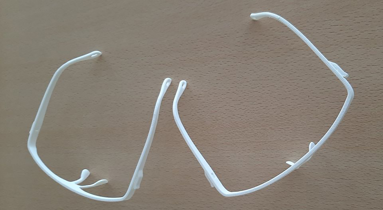 o apsauginį skydelį demonstruoja bibliotekos administratorė Olivija Adamavičienė.