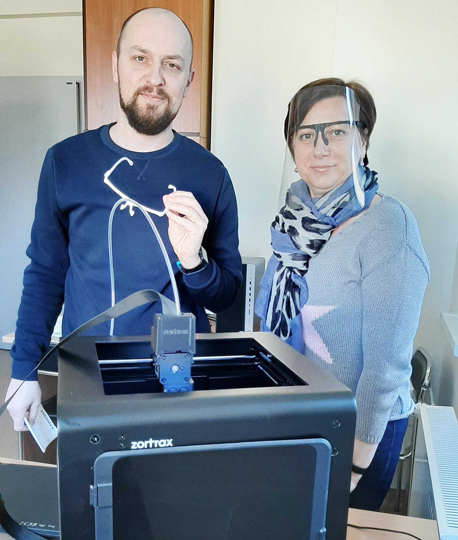 Biblioteka ėmėsi gaminti apsaugos priemones Ukmergės medikams / Ukmergės Vlado Šlaito viešosios bibliotekos  inžinierius bibliotekinių procesų automatizavimui ir kompiuterinių tinklų priežiūrai Audrius Valašinas spausdina rėmelius