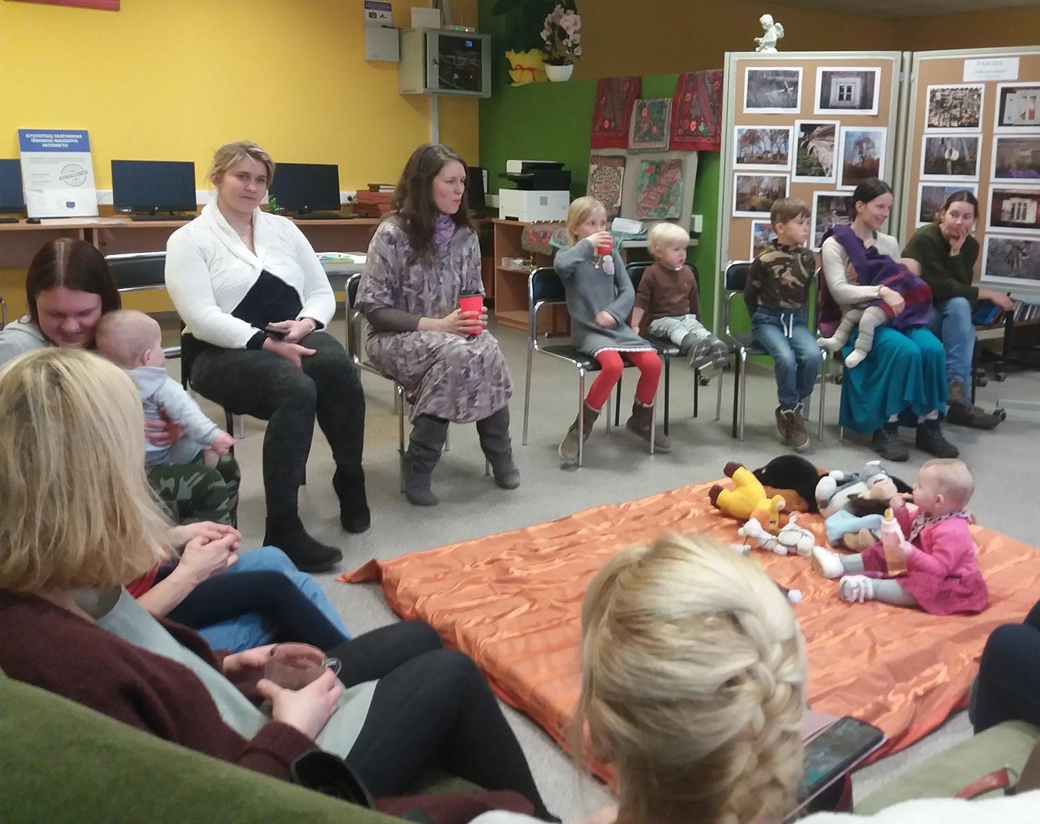 Bibliotekoje įsikūrė „Mamyčių klubas“ / „Mamyčių klubas“ įsikūrė bibliotekoje.