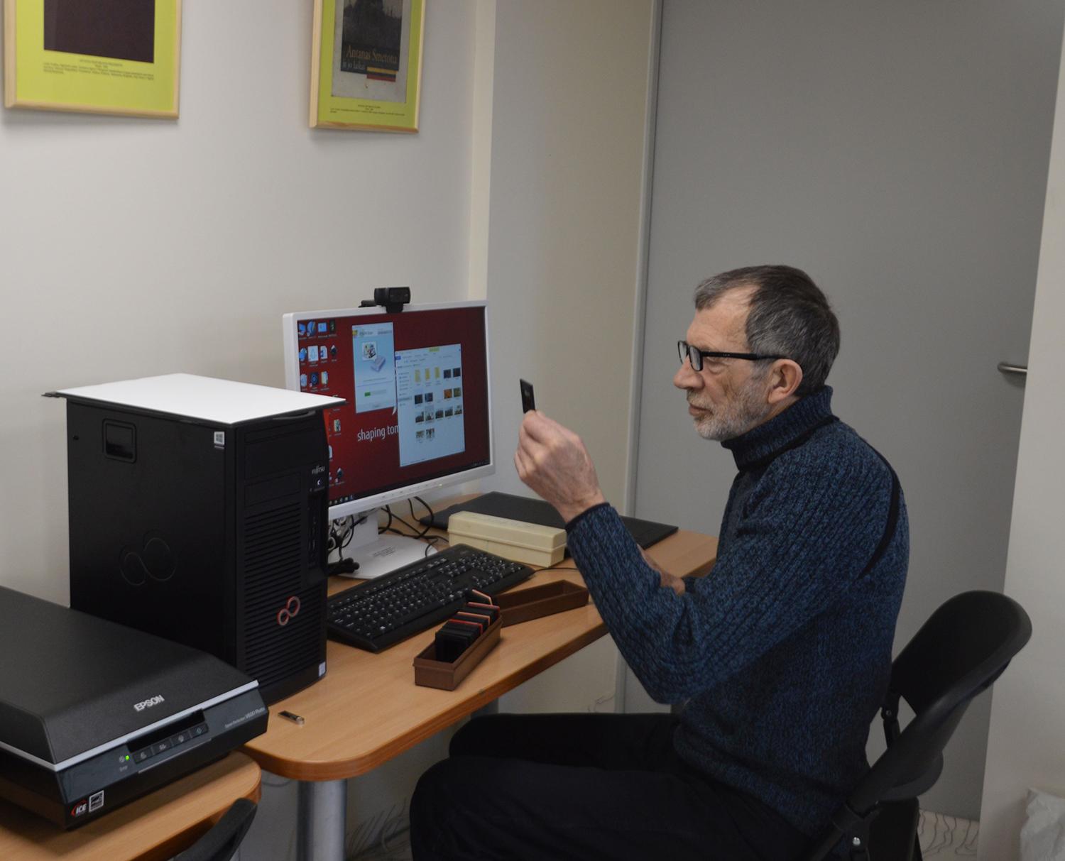 Bibliotekoje – nauja paslauga / Pirmasis naują paslaugą bibliotekoje išbandė ukmergiškis Povilas Kalvaitis. Kristinos Darulienės nuotr.