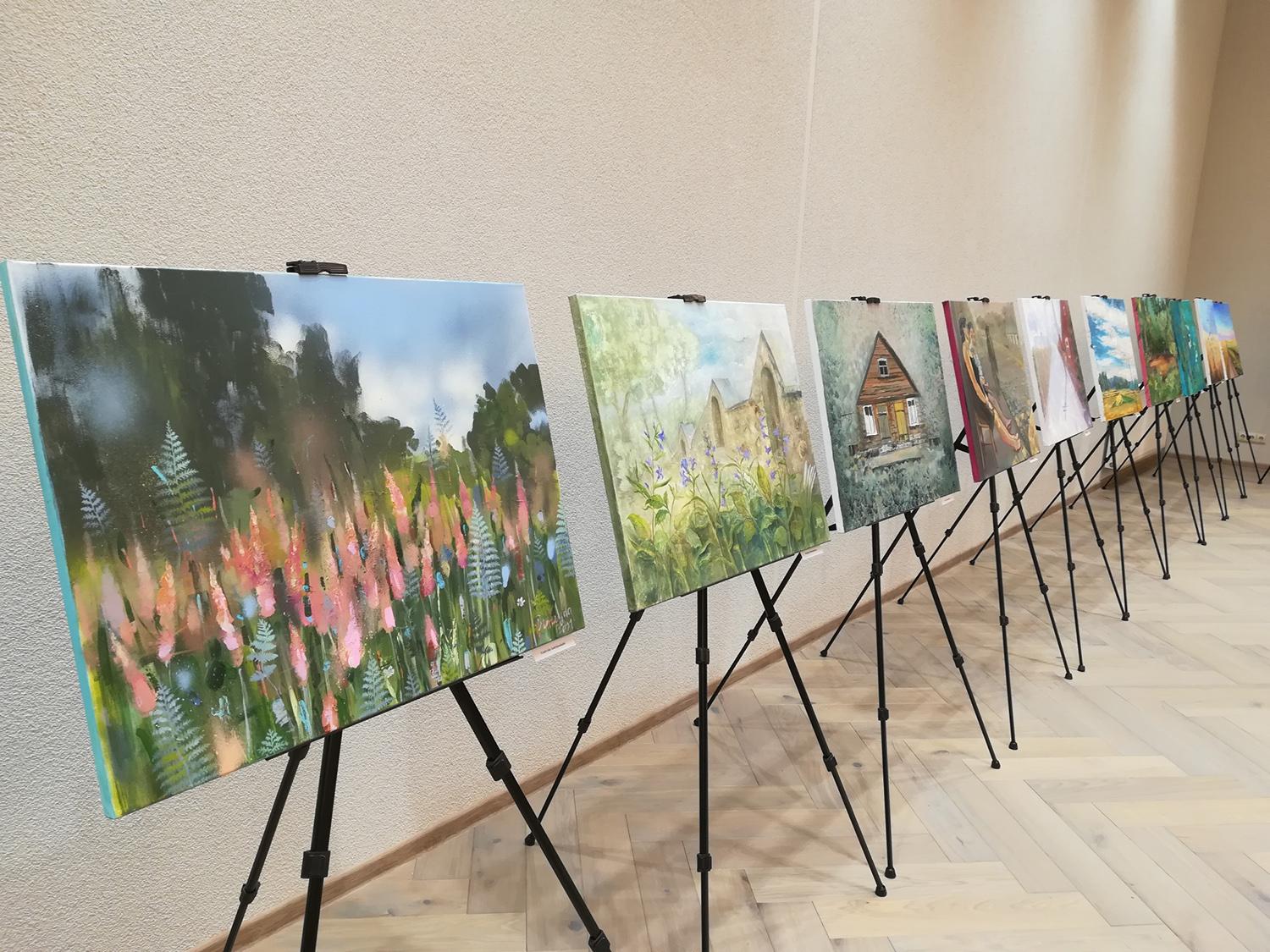 Bibliotekoje – paveikslų paroda / Biblioteką papuošė paveikslai.