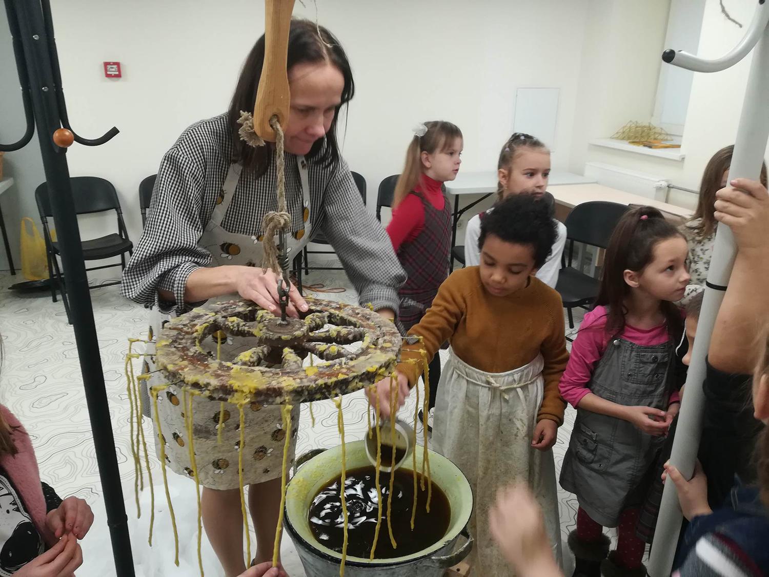Bibliotekoje puoselėjami tradiciniai amatai / Autorės nuotr. Bibliotekoje vyko amatų edukacijos.