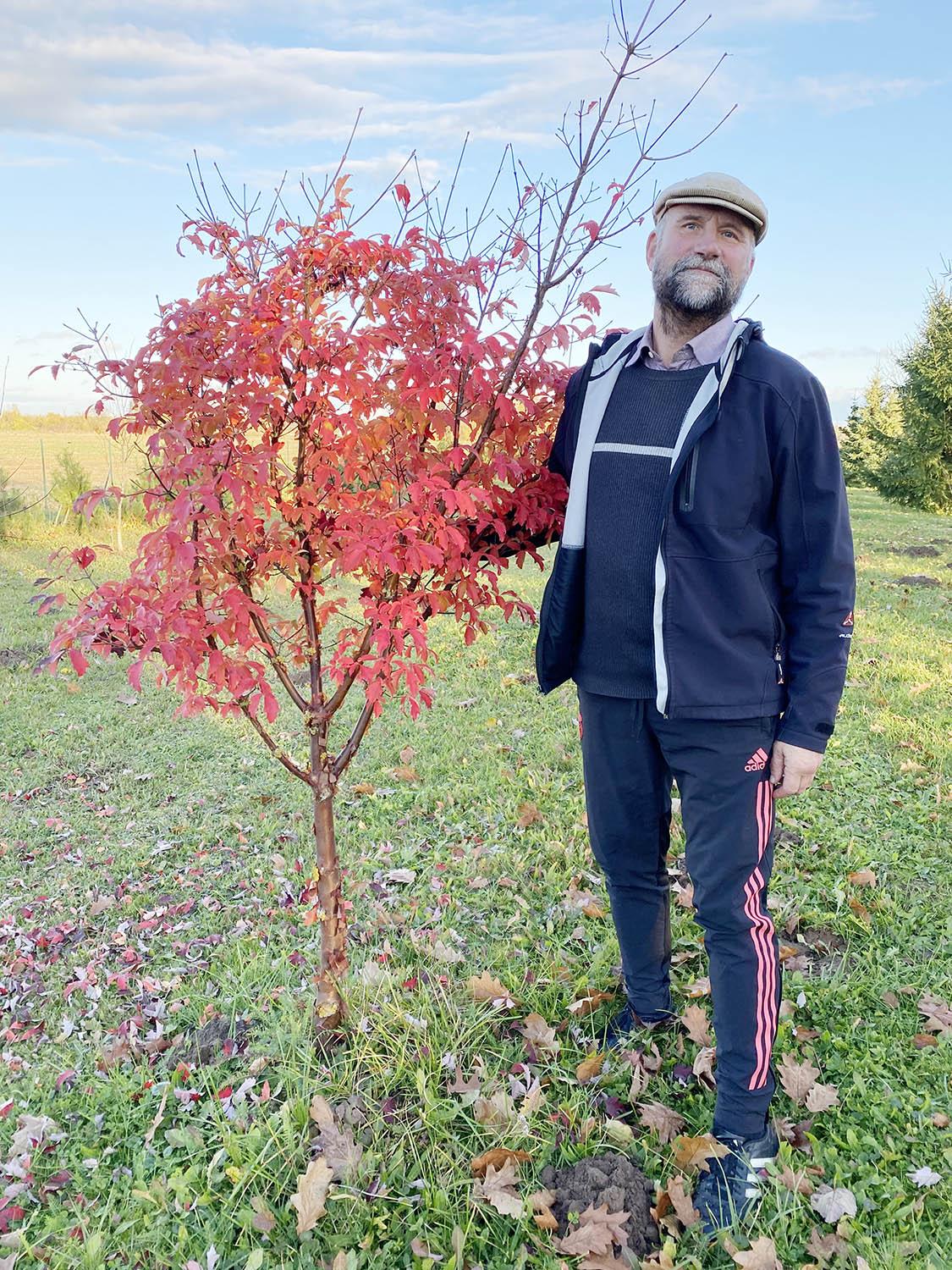 Biologas įkvėpimo semiasi ir iš baltų filosofijos / Raimondas Platūkis savo sode.   Asmeninio archyvo nuotr.