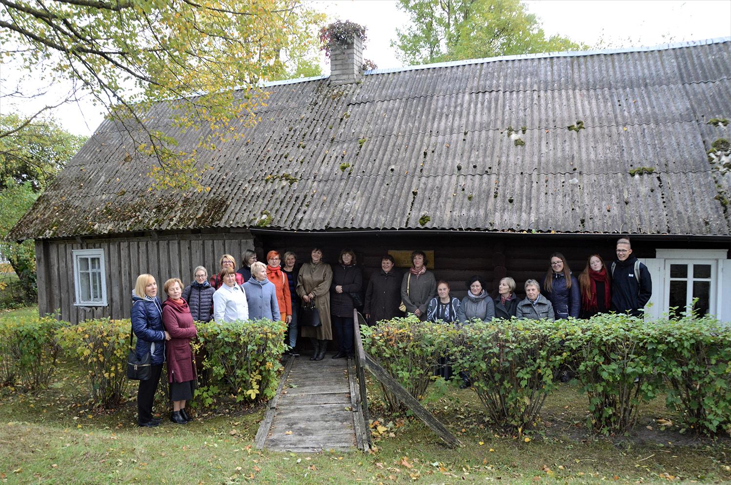 Briuselyje gyvenanti poetė prisipažįsta sapnuojanti lietuviškai... / Šalia poeto Vlado Šlaito gimtojo namelio. Kristinos Darulienės nuotr.
