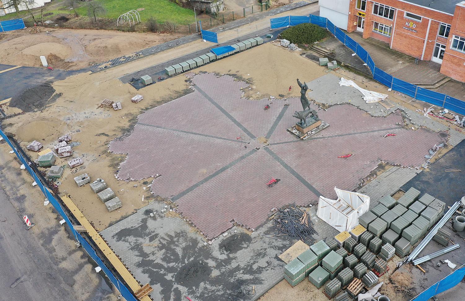 Bus tęsiami darbai Vilniaus gatvės skvere / Viešoji erdvė reprezentuos Ukmergės įkūrimo legendą ir pristatys administracinį rajono suskirstymą seniūnijomis.  Dainiaus Vyto nuotr.