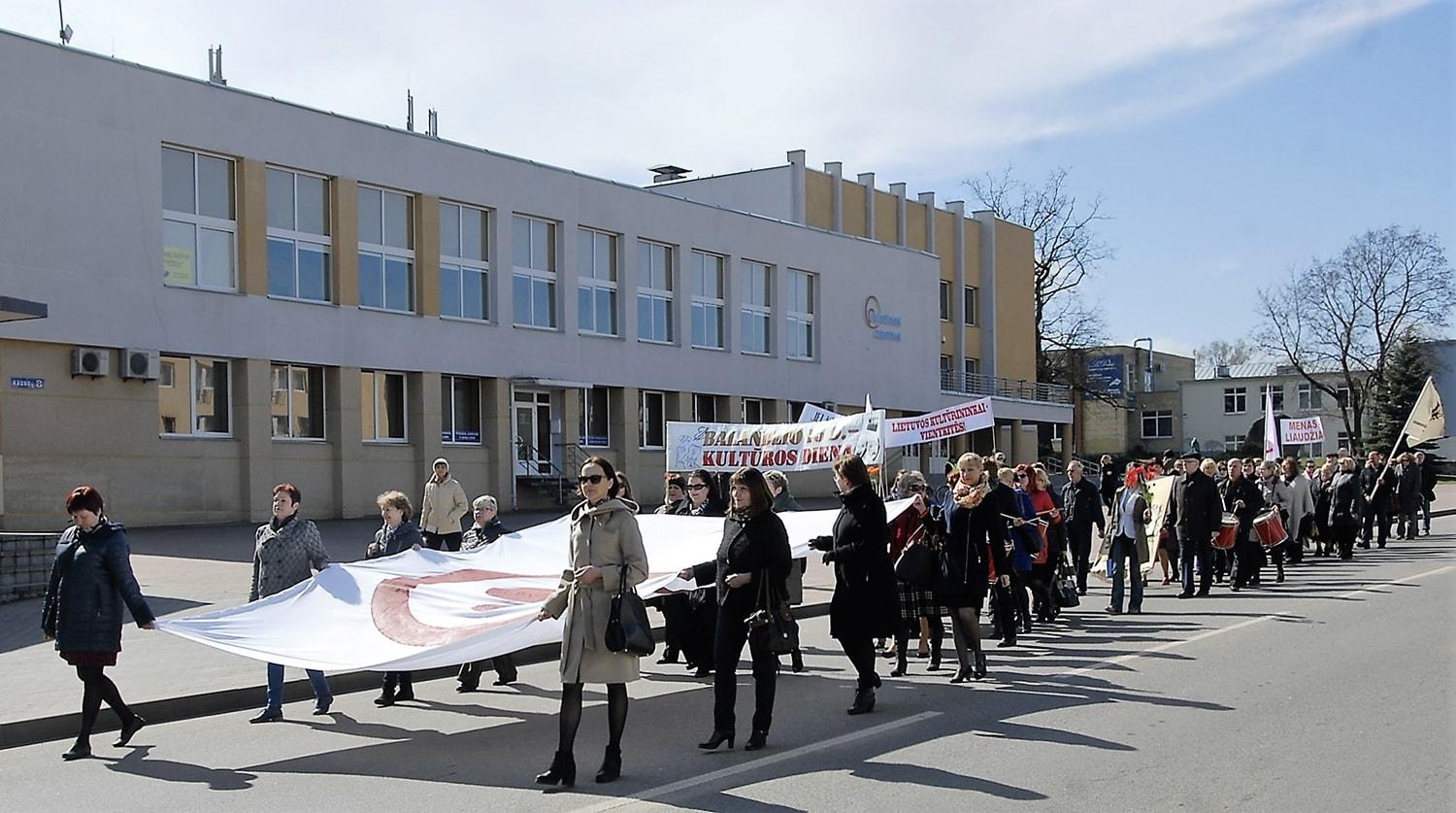 Buvusioji „Draugystė“ pakrikštyta švente / Gedimino Nemunaičio nuotr. Šventės dieną – kultūros darbuotojų eitynės.