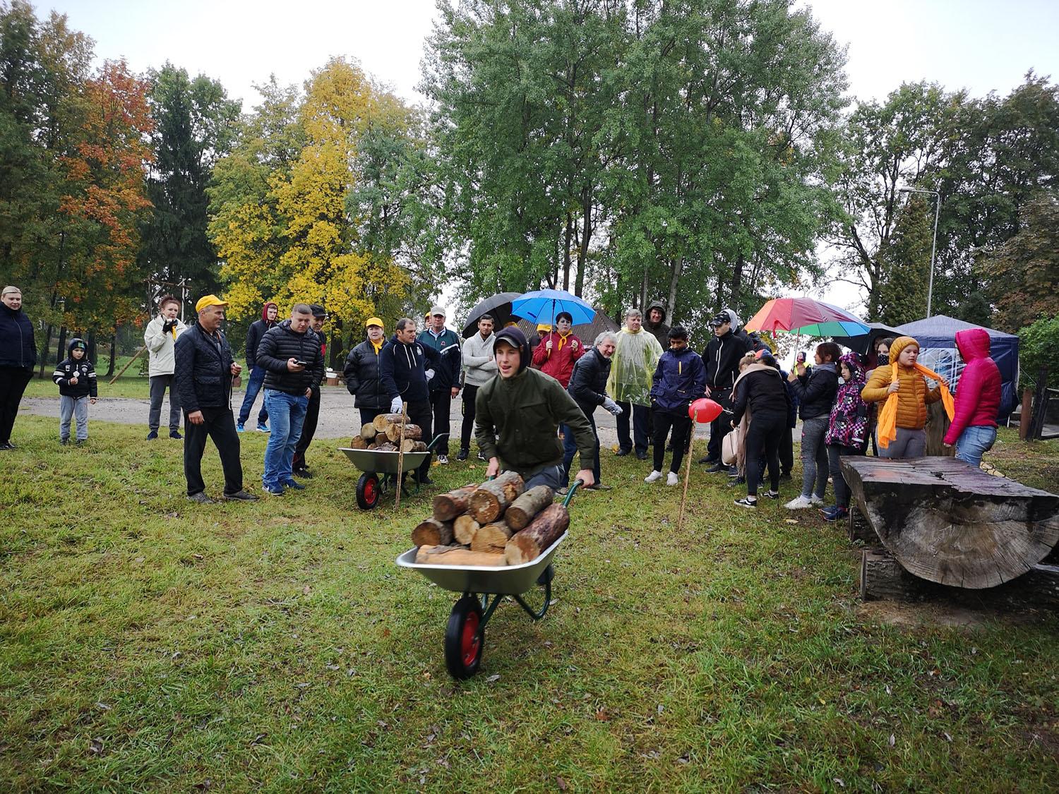 Čempionato dalyvių lietus neišgąsdino / Alberto Vėbros nuotr. Čempionate norintieji varžėsi kliūčių ruože.