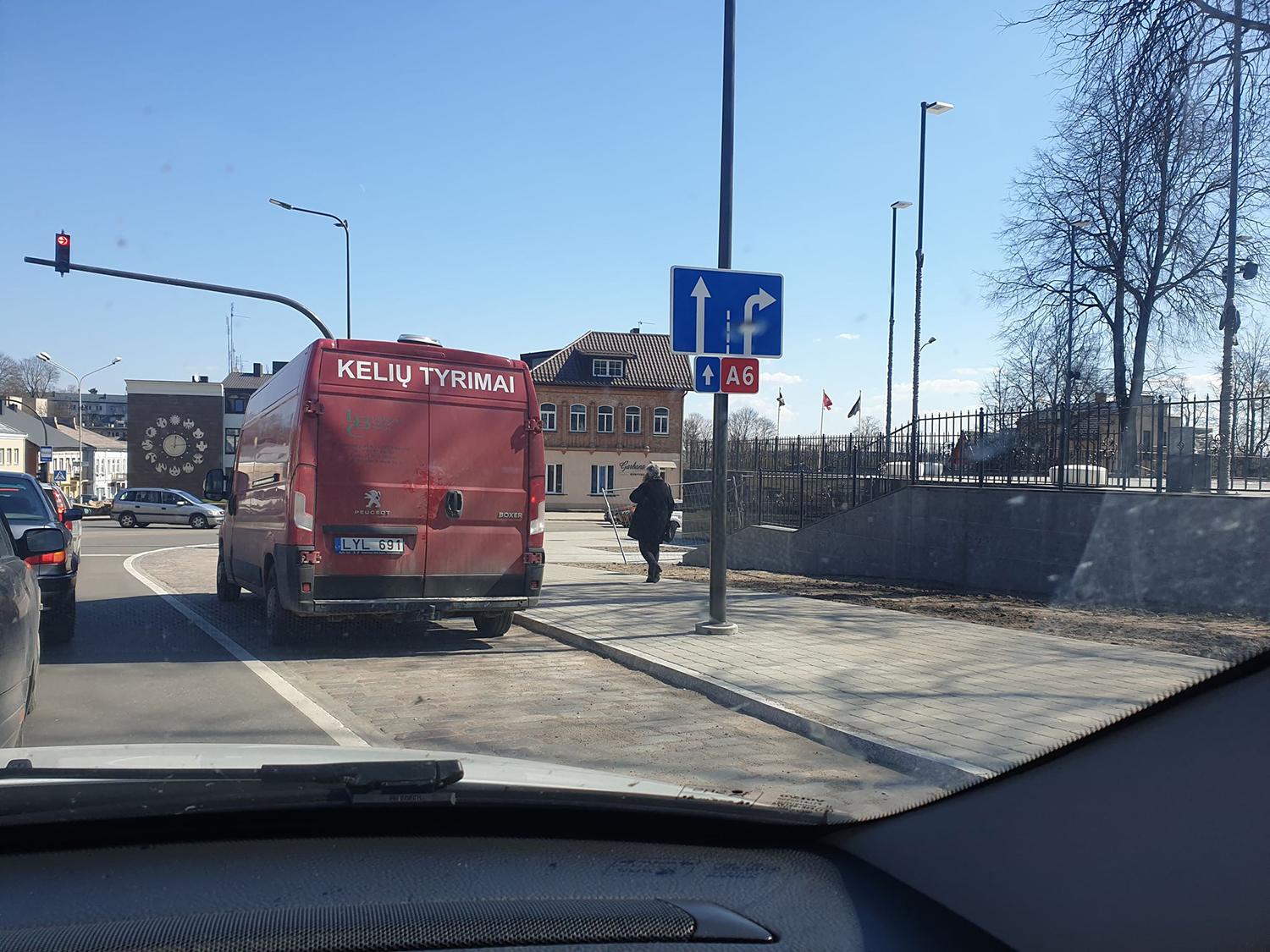 Centrinė miesto sankryža dar tobulinama / Buvo tiriama paklotos dangos kokybė.