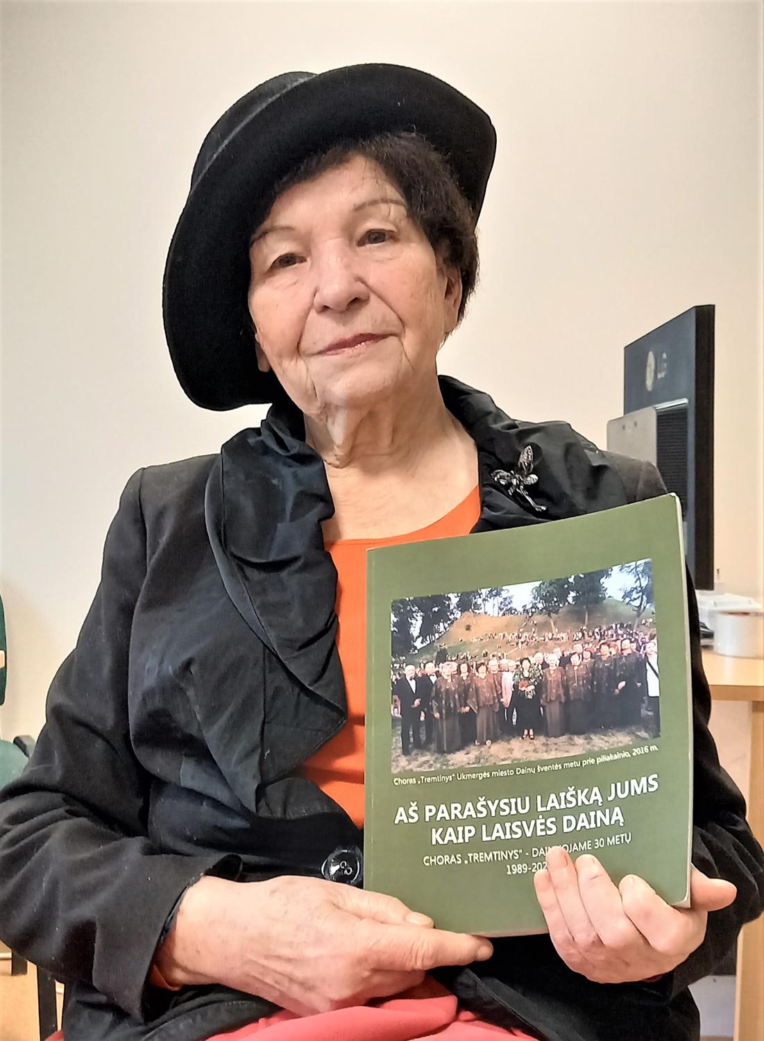 Choro istoriją sudėjo į knygą / Autorės nuotr. Choro „Tremtinys“ vadovė J. Juodienė.