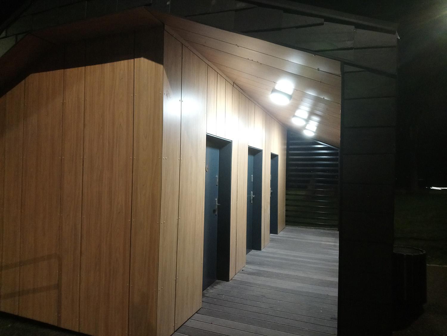 Chuliganai taikosi į tualetą ir stoteles / Labiausiai per pastaruosius metus vandalams knietėjo viešasis miesto tualetas.