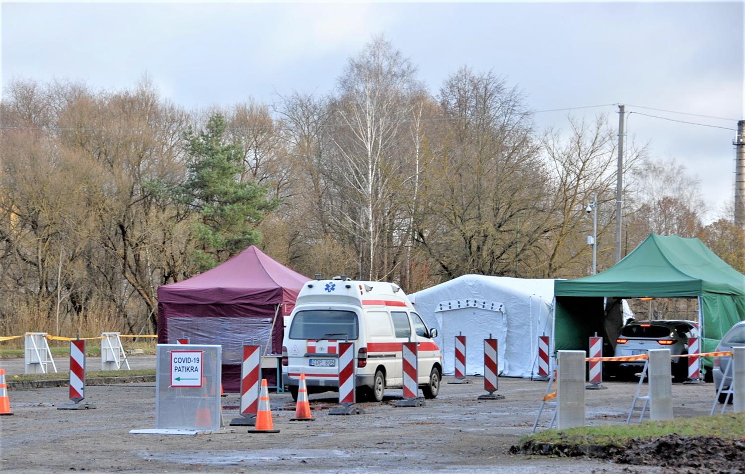 COVID-19 retina medikų gretas / Gruodžio 17-osios gatvėje esančiame patikros punkte kiekvieną savaitę paimama daugiau kaip 450 ėminių patikrai dėl COVID-19.  Gedimino Nemunaičio nuotr.