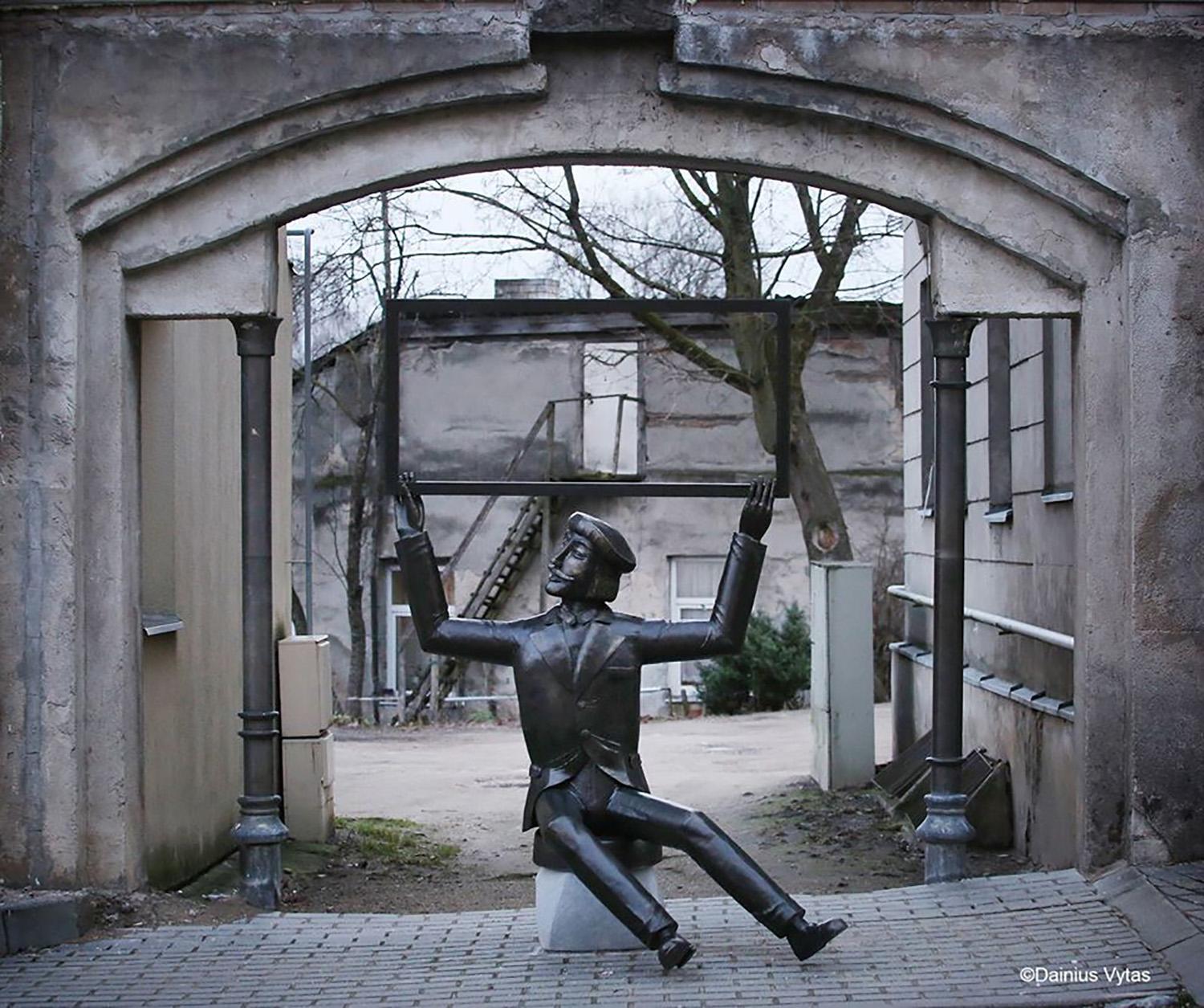 „Dailininkas su paveikslu“ liks Žuvų gatvėje /