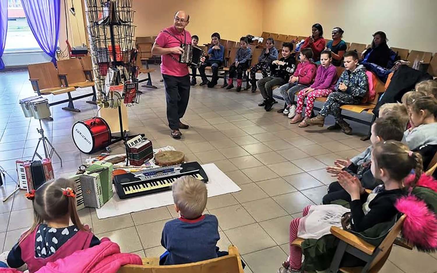 Dainavoje – muzikos instrumentų kolekcijos paroda / Loretos Talutienės nuotr. Kolekcininkas vaikams pagrojo įvairiais instrumentais.