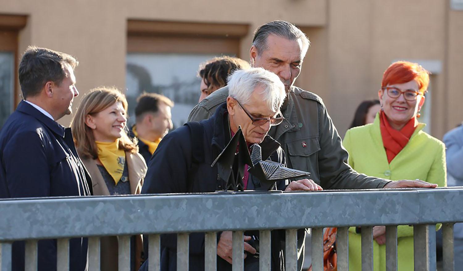 Dainos žodžiai – Brailio raštu / Tilto turėklą papuošė neįprastas užrašas. Dainiaus Vyto nuotr.