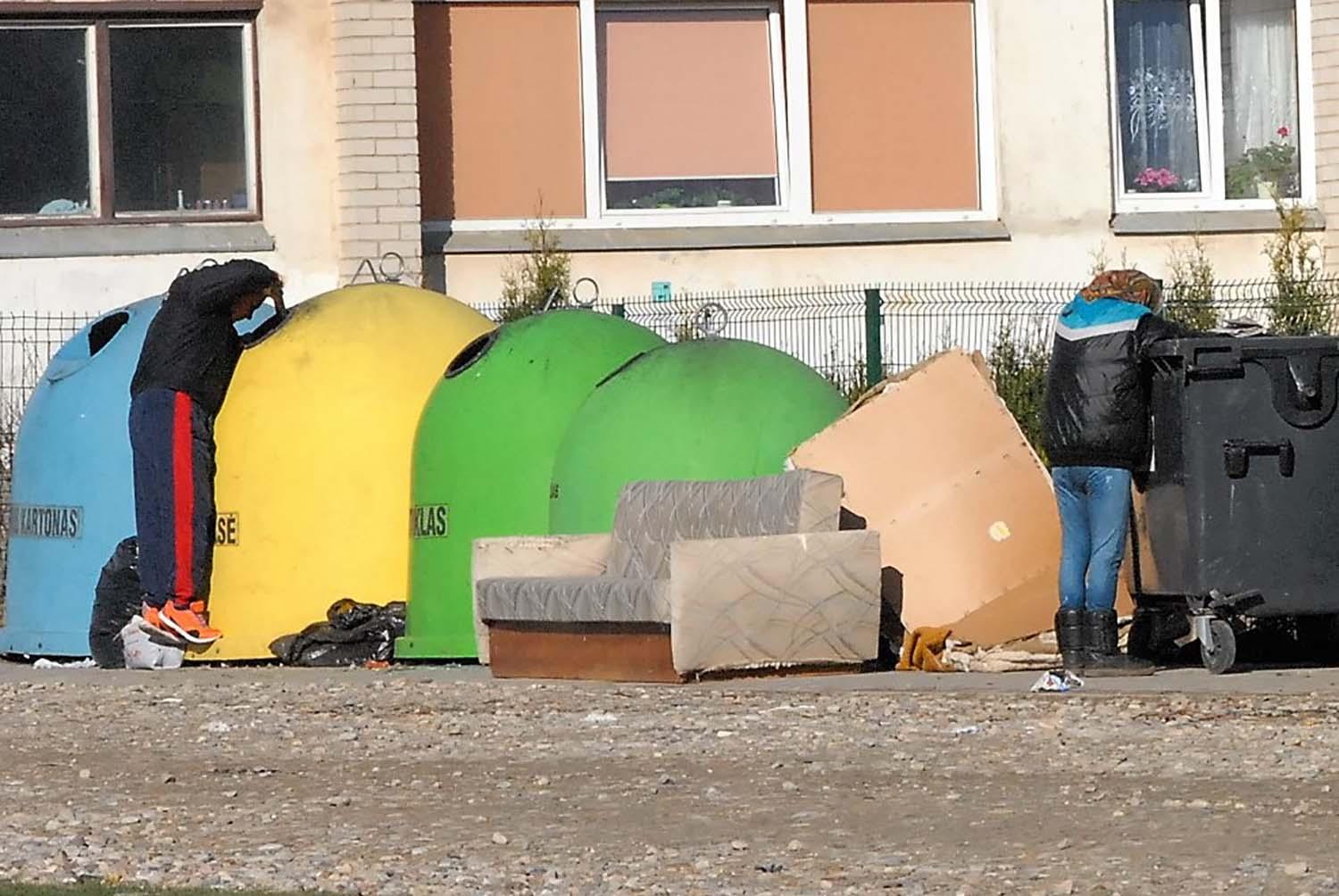 Dalijimosi stotelė bus įrengta ir Ukmergėje / Geresnių daiktų dabar žmonės ieško konteineriuose ir prie jų.   Gedimino Nemunaičio nuotr.