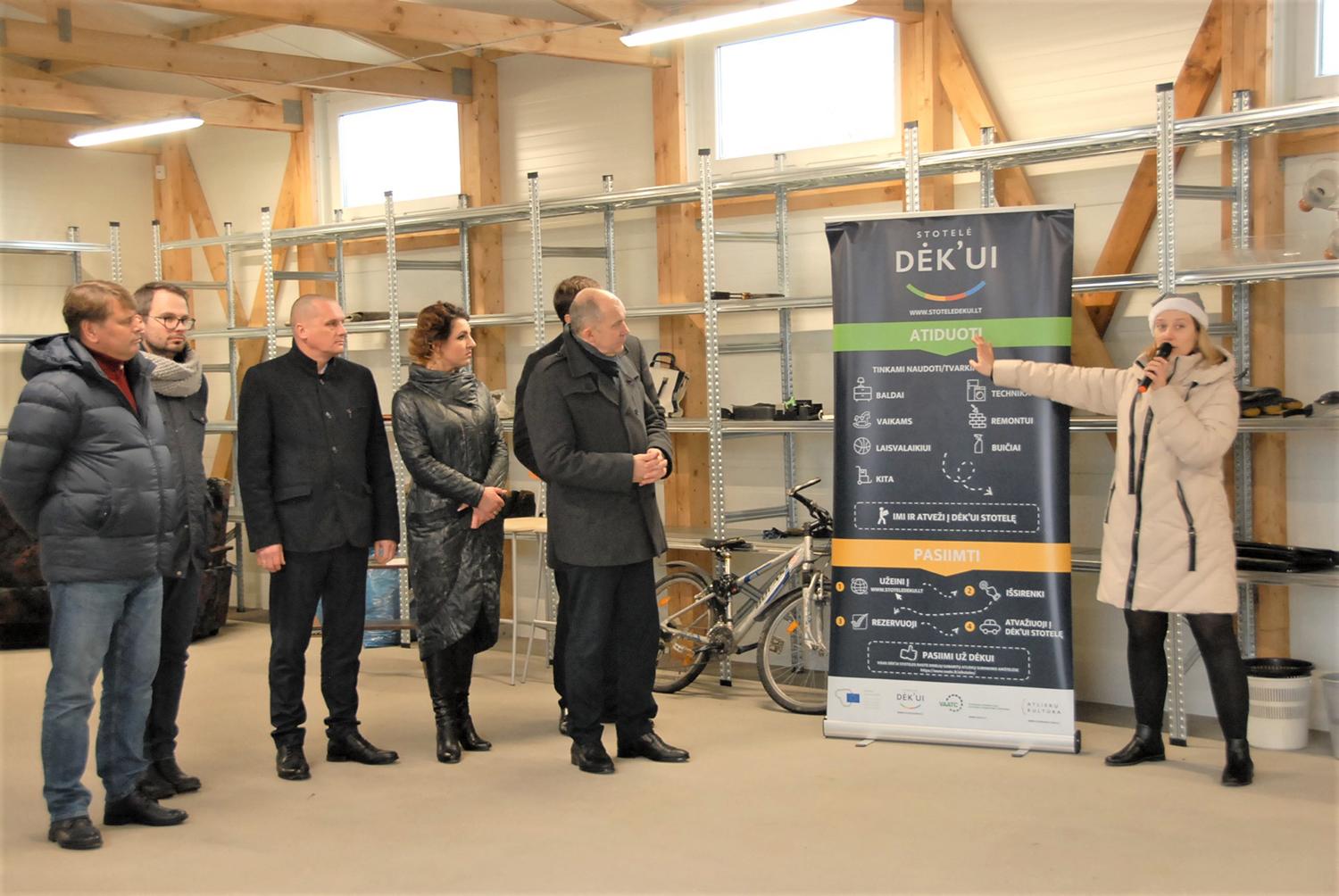 Dalijimosi stotelėje daiktai prisikels naujam gyvenimui / Gedimino Nemunaičio nuotr. Rajono vadovai ir svečiai susirinko į „Dėk’ui“ stotelės atidarymą.