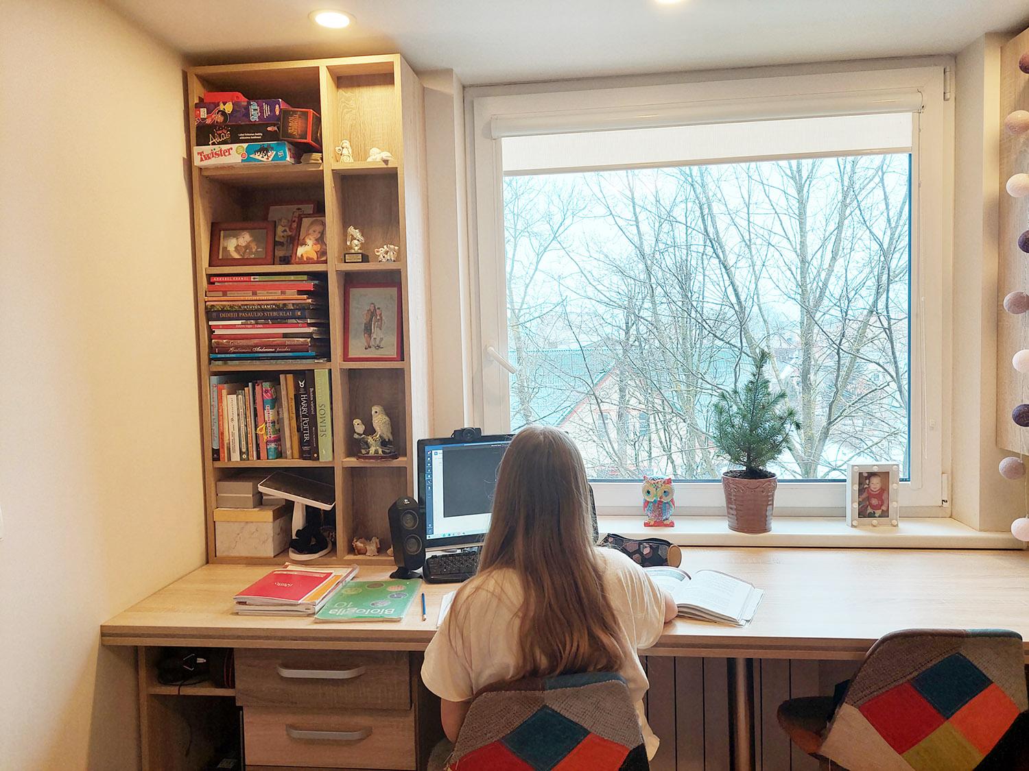 Dalis mokinių vėl mokysis nuotoliniu būdu / Mokyklos vėl laikinai grįžta prie nuotolinio mokymo.  Kamilės Petraškaitės nuotr.