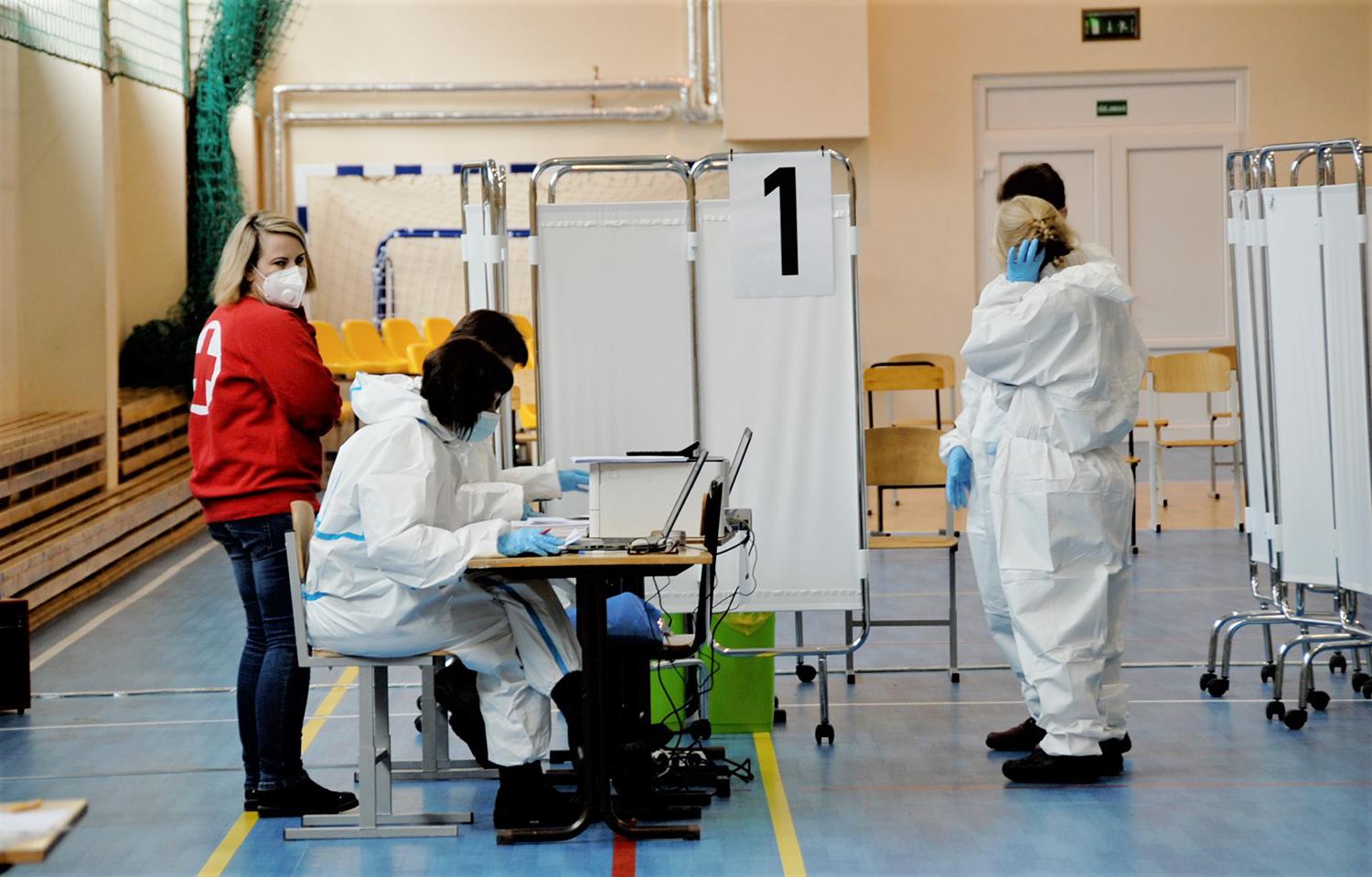 Dalis senjorų pasiūlytos vakcinos atsisakė / Miesto stadione atidarytas vakcinacijos centras.  Gedimino Nemunaičio nuotr.