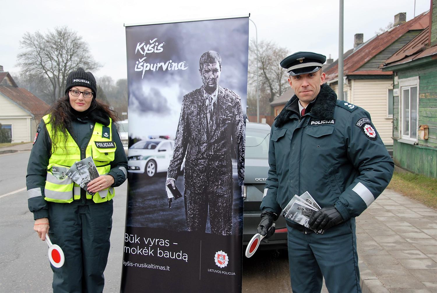 Dalyti „švarios sąžinės“ kvapai / Vilniaus apskrities VPK Vidaus tyrimų skyriaus vyr. tyrėja Edita Baranauskienė ir Imuniteto skyriaus viršininkas Marius Donauskas į akciją atgabeno ir didžiulį plakatą. Gedimino Nemunaičio nuotr.