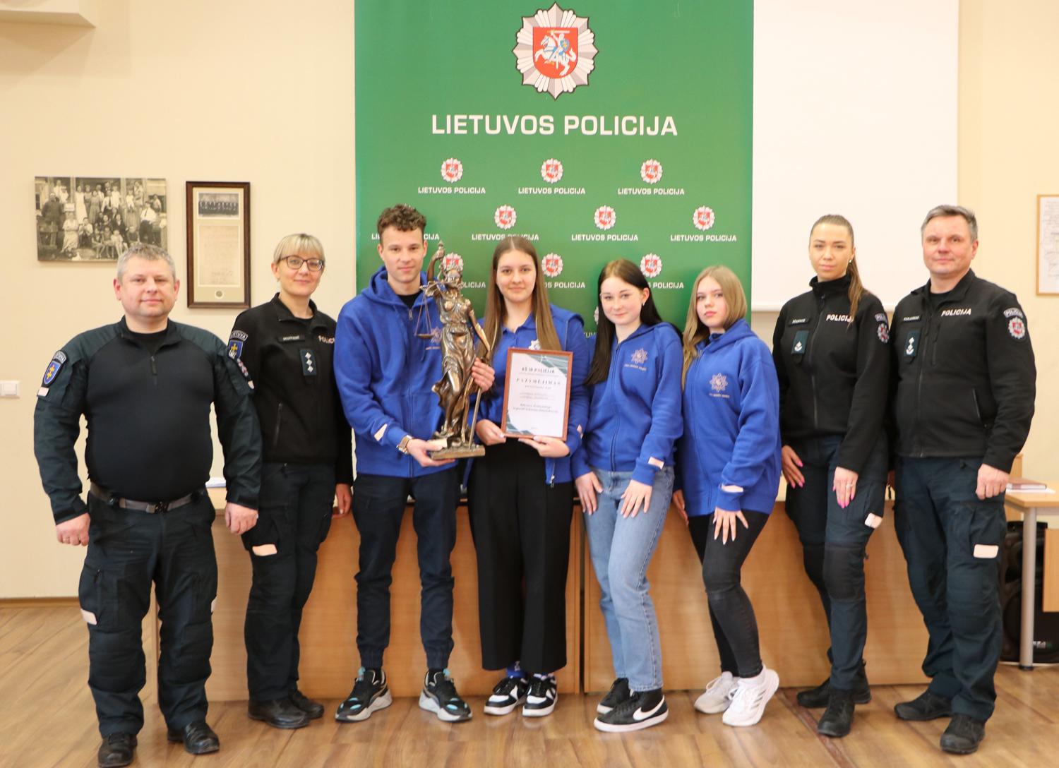 Dalyvavo konkurse „Aš ir policija“ / Konkurso nugalėtojus pasveikino policijos komisariato darbuotojai.