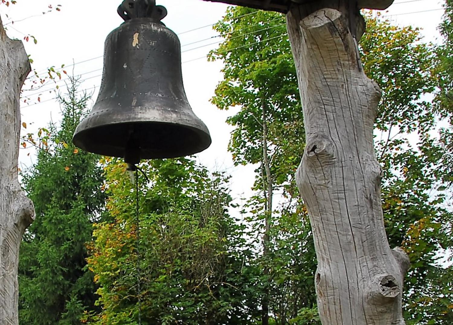 Dar kartą apie Viliaus Orvido sodybą / Orvidų sodyboje įrengtas varpas