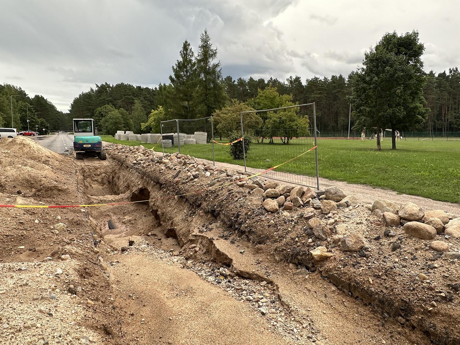 Darbai Antakalnio gatvėje sustabdyti dėl grindinio / Pradėjus darbus Antakalnio gatvėje atsivėrė senas grindinys.