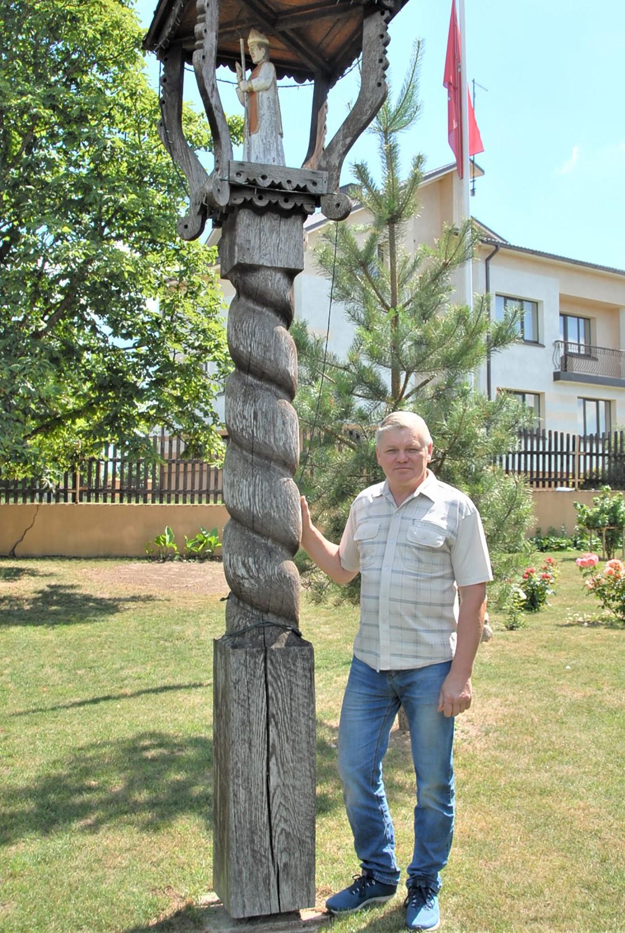 Darbai kūrėją susiranda patys / S. Zinkevičiaus namų kiemą puošia koplytstulpis su šv. Stanislovo skulptūrėle. Gedimino Nemunaičio nuotr.