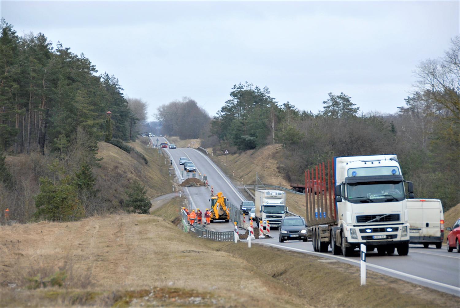 Darbai prasidėjo ir ant tilto / Šioje vietoje nusidrieks pėsčiųjų ir dviračių takas.  Gedimino Nemunaičio nuotr.
