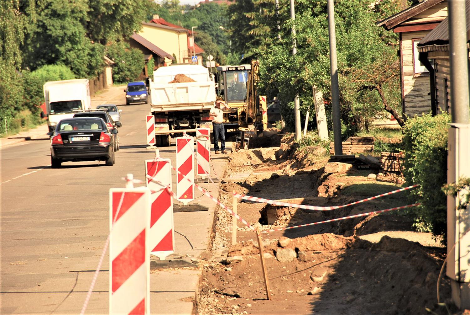 Darbų spartą mažina karščiai / Pirmiausia bus pakeista visa vienos pusės šaligatvio danga. Gedimino Nemunaičio nuotr.