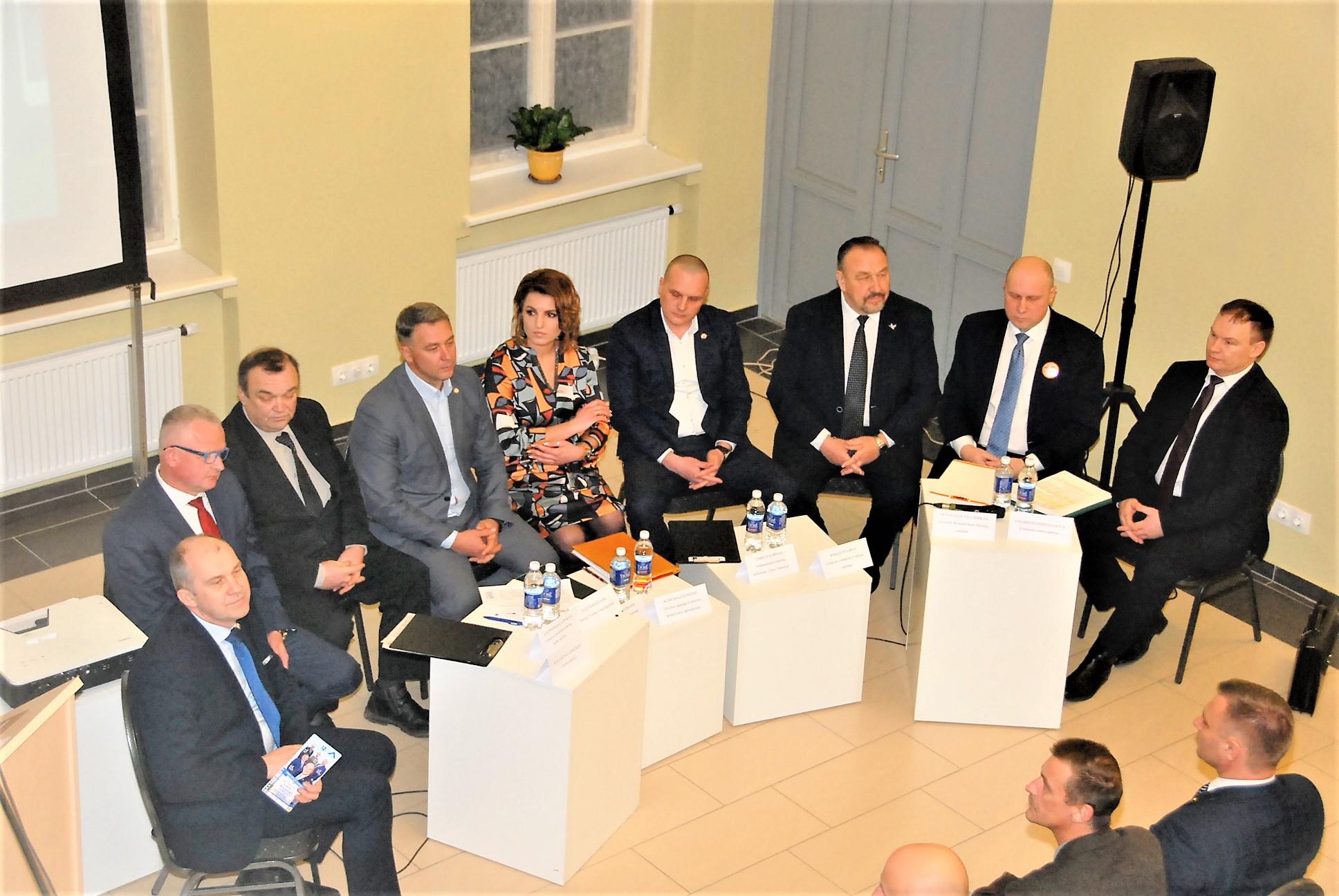 Debatuose – klausimai kandidatams / Gedimino Nemunaičio nuotr.  Vienas iš šio devyneto jau netrukus stos prie Ukmergės rajono vairo.