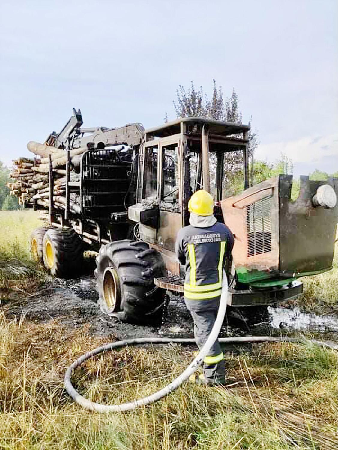 Degė miškavežis su rąstais / Ukmergės PGT nuotr.