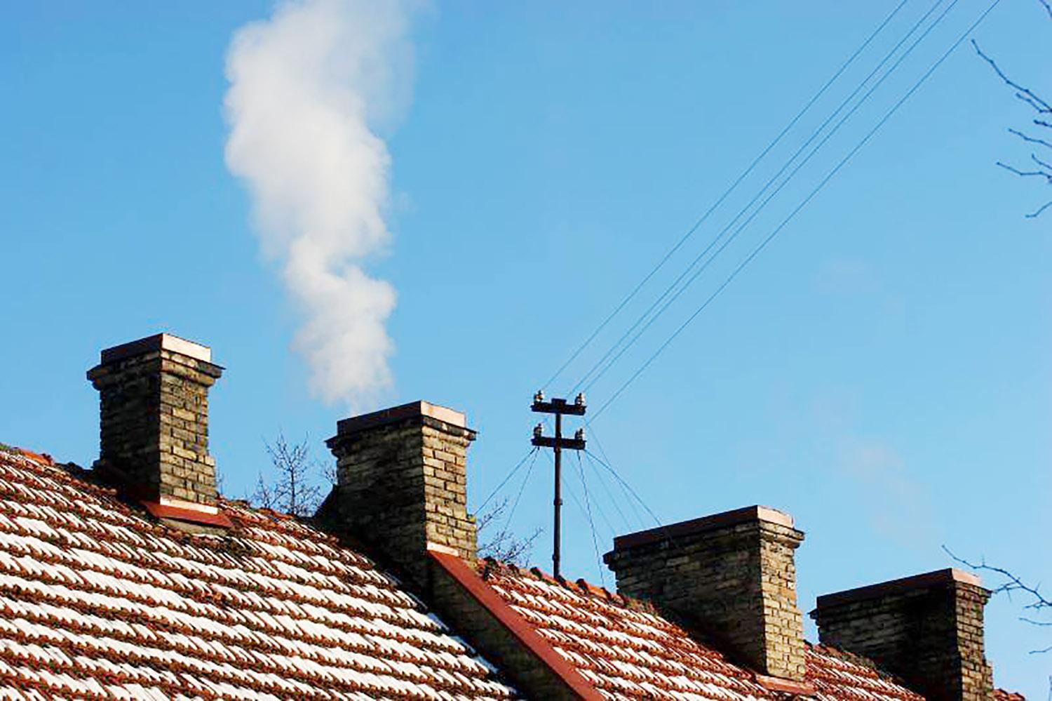 Deginantieji atliekas daro nusikaltimą / Privačių namų kūrenimas taip pat didina oro taršą.