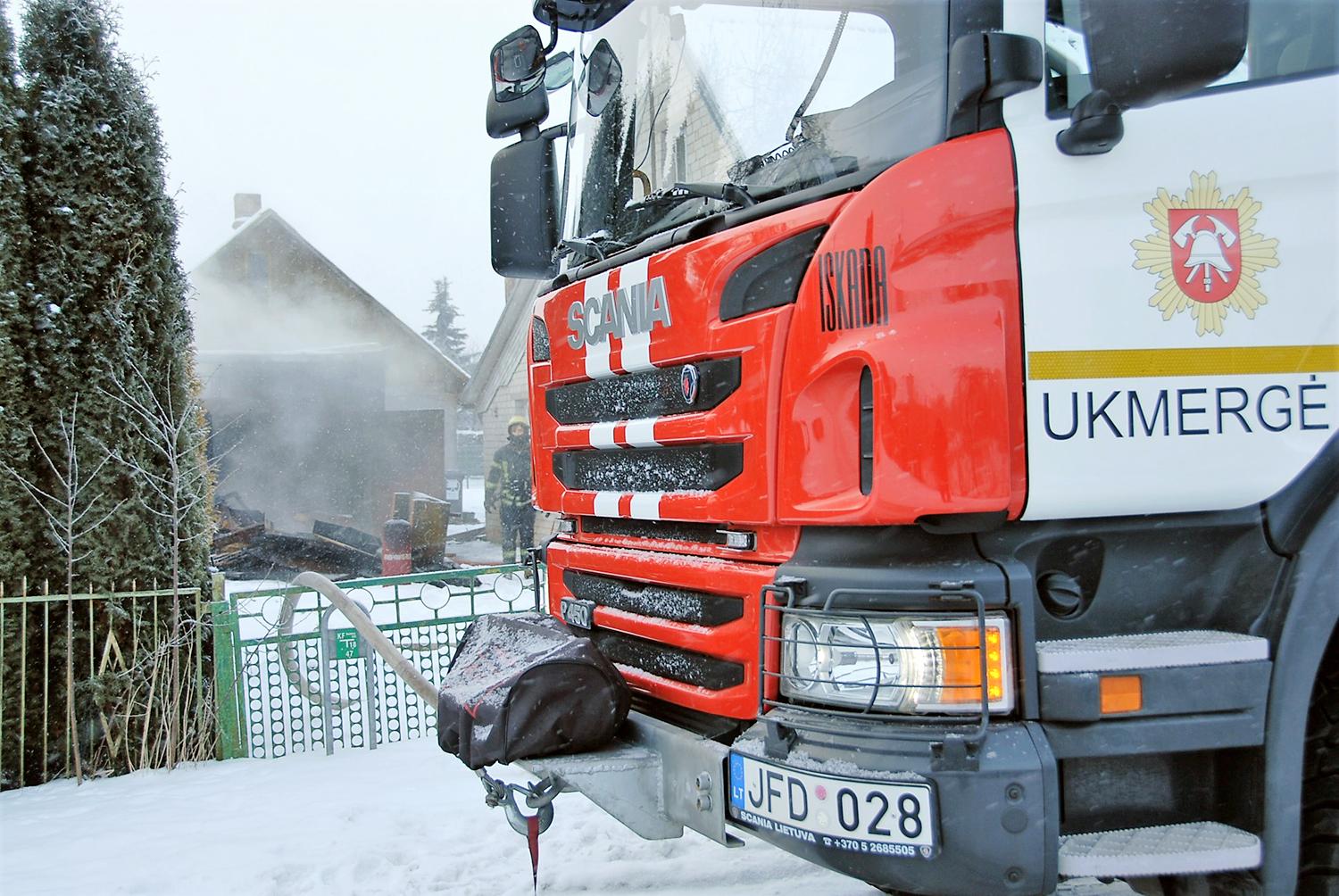 Degusiame garaže laikė ir dujų balioną / Ugniagesiai skubėjo į gaisrą Žalgirio gatvėje. Gedimino Nemunaičio nuotr.