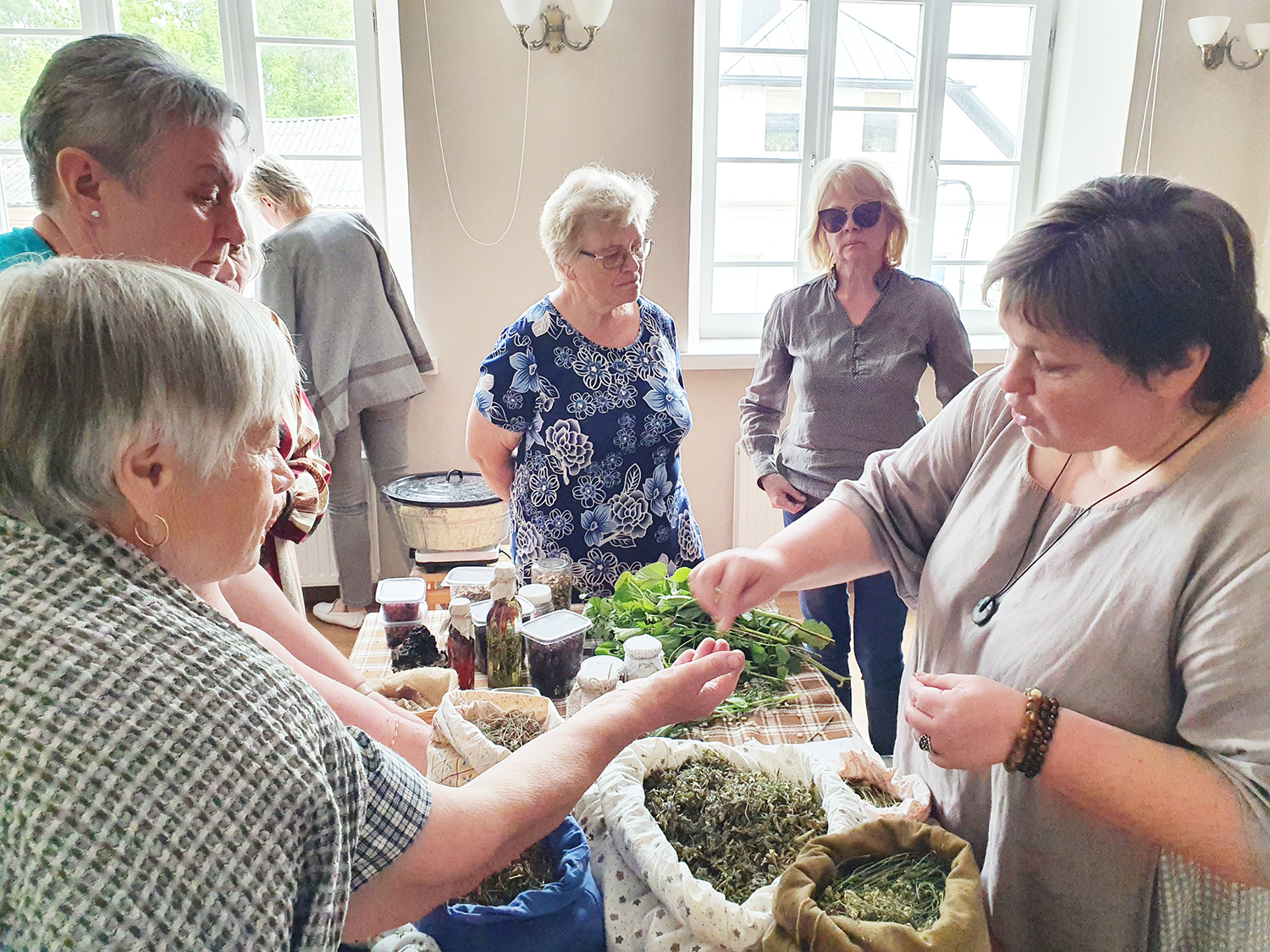 pažino žolynus... / Maisto ruošimo subtilybėmis pasidalijo virtuvės šefas Gintaras Martinonis. Edukaciją „Žolynų magija“ vedė Rasa Šimonienė.