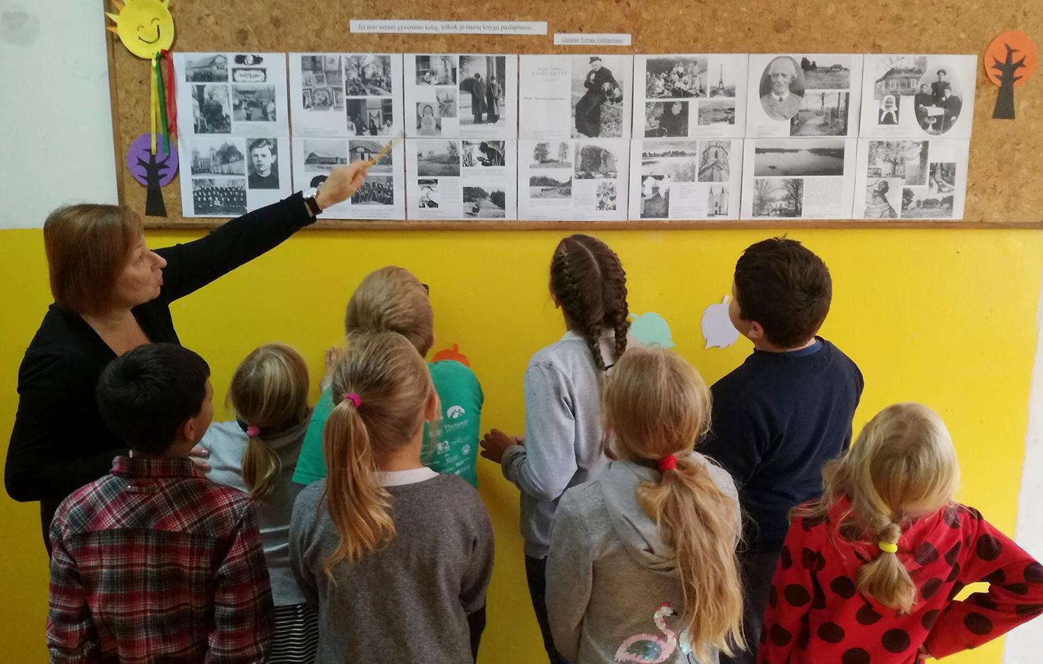 „Deimančiukų“ ieškojo bibliotekoje / Vandos Vinckienės nuotr. Pamokoje dalyvavę mokinukai aptarė parengto stendo medžiagą.