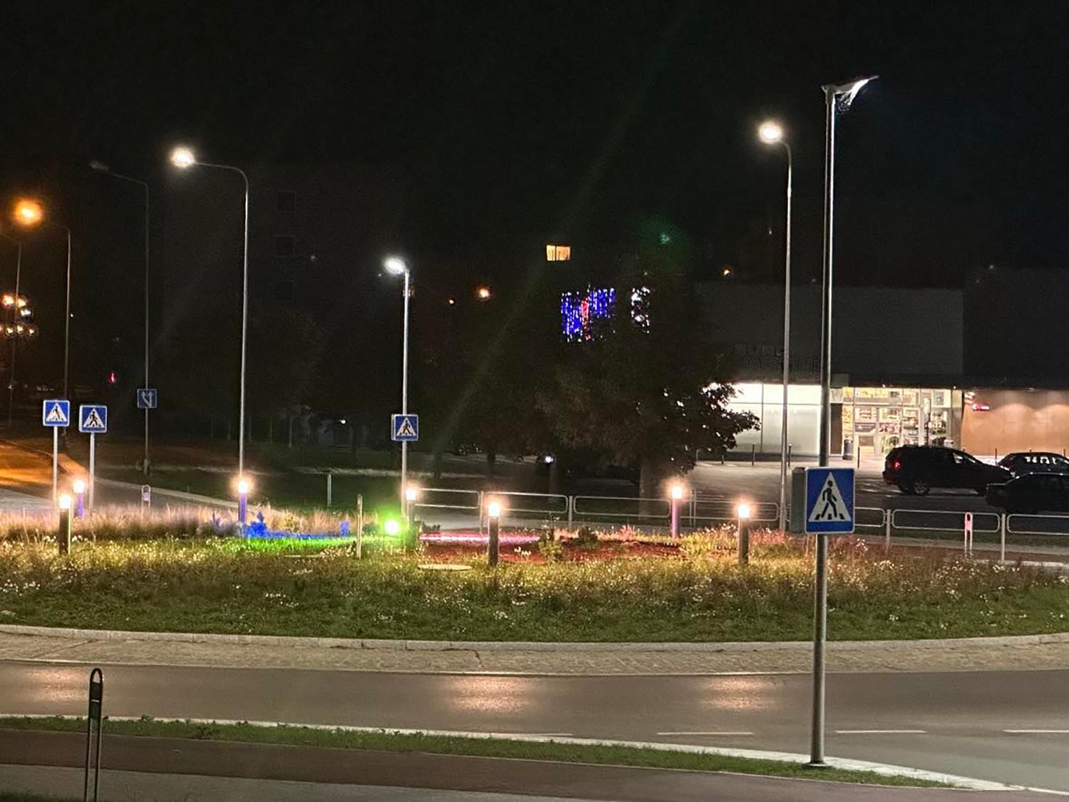 Dekoratyviniai šviestuvai žiede suglumino vairuotoją / Žiede įrengtas dekoratyvinis apšvietimas suklaidino vairuotojus.