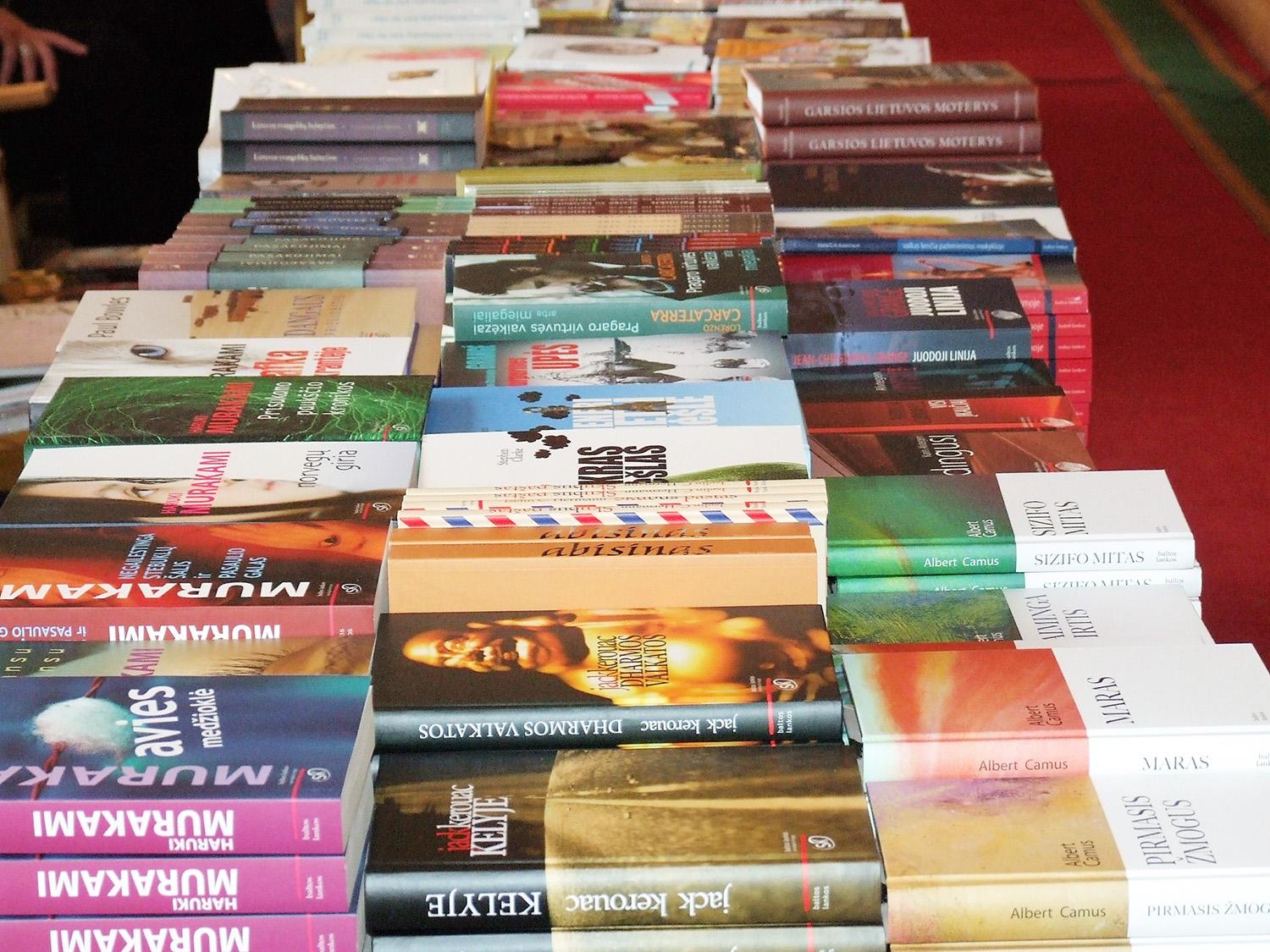 Dėl populiariausių knygų rikiuojasi į eilę / Knyga – daugelio ukmergiškių gyvenimo palydovė.  Gedimino Nemunaičio nuotr.