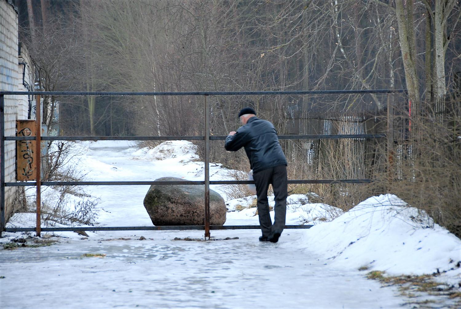 Dėl praėjimo gyventojai pasiryžę kovoti / Kai kuriems gyventojams šis takas yra labai reikalingas. Gedimino Nemunaičio nuotr.