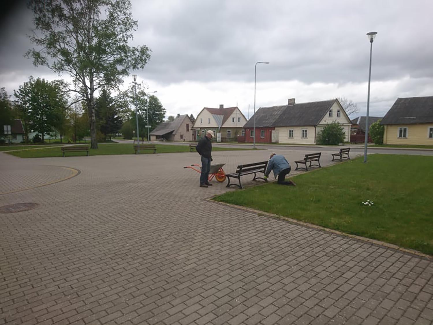 Deltuva pasiruošė vasarai / Iš viso Deltuvoje pastatyta 18 suoliukų ir 12 šiukšliadėžių.