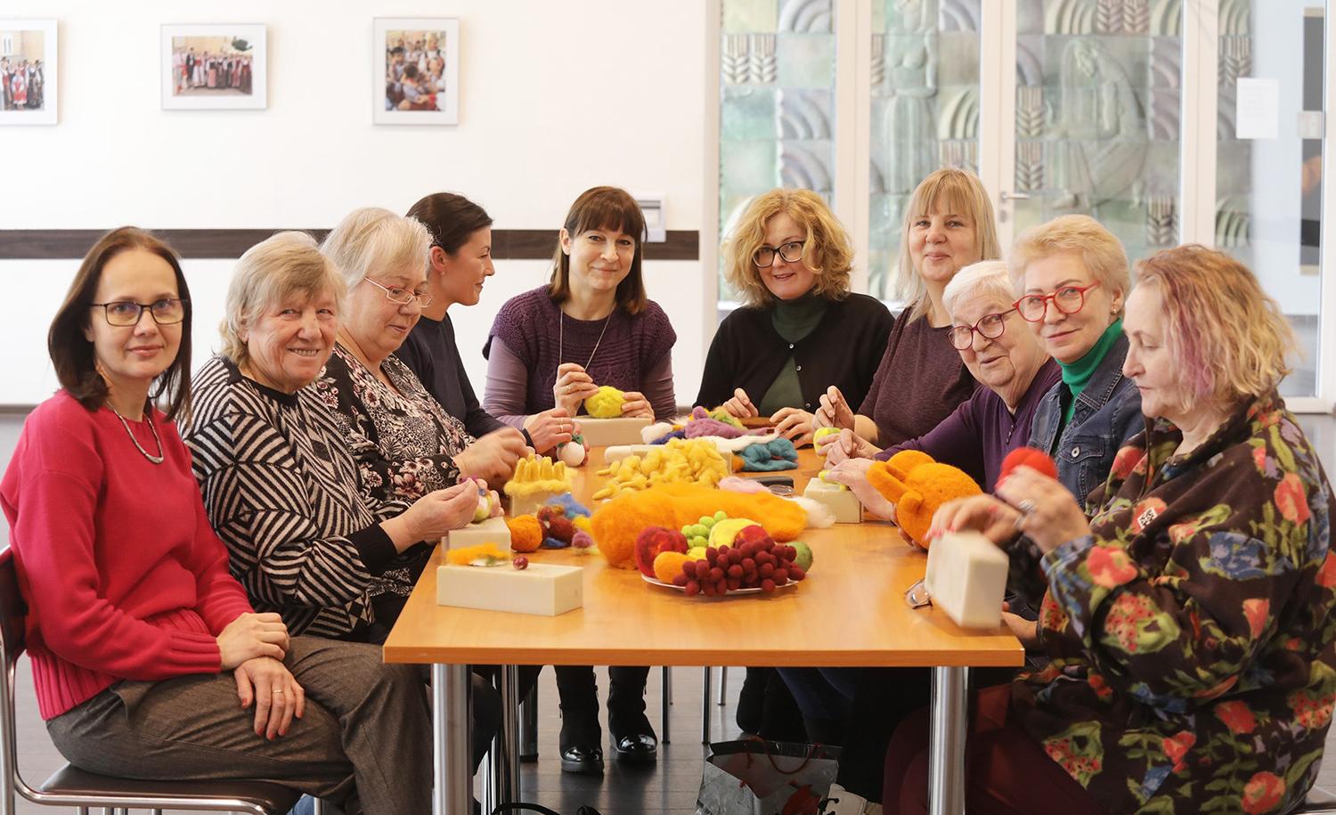 Deltuviškės stebina išradingumu – Velykų vaišes nuvėlė iš vilnos / Dainiaus Vyto nuotr. Deltuviškės darbščiųjų rankų būrelio narės nustebino savo išradingumu.