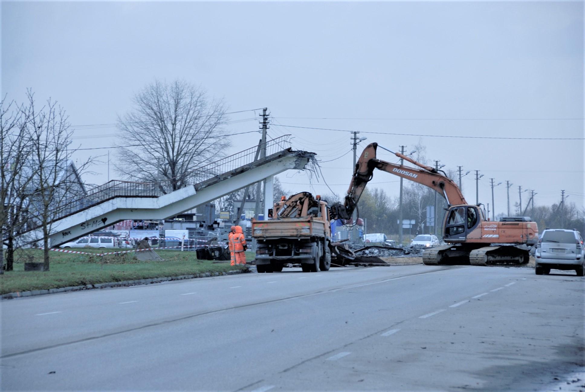 Demontuotas pėsčiųjų tiltas /