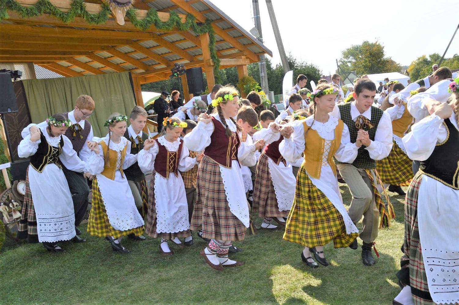 Derliaus šventėje atgimė pašto traktas / Derliaus šventė vyko Vidiškiuose.  Autoriaus nuotr.