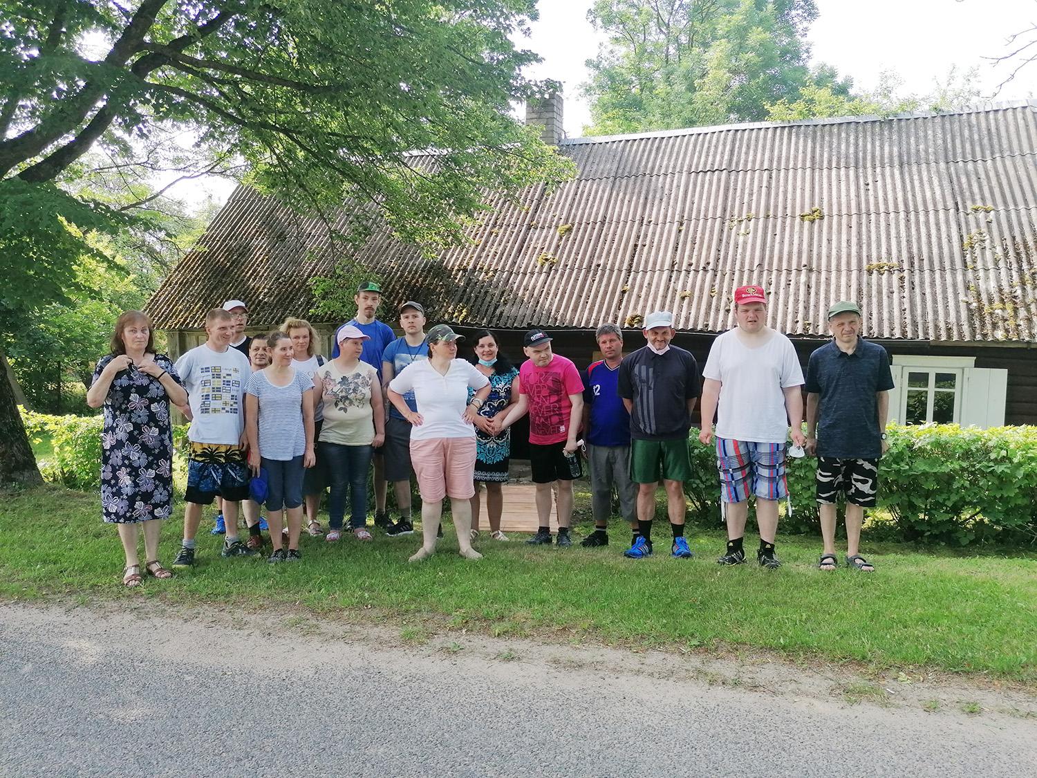 „Dešimt miestelių“ įgauna pagreitį / Renginio dalyviai: Jasiuliškių socialinės globos namų darbuotojos bei jų gyventojai