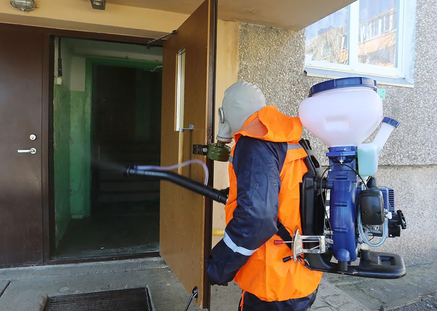 Dezinfekuojamos daugiabučių laiptinės / Dainiaus Vyto nuotr. Dezinfekuojamos daugiabučių namų laiptinės.