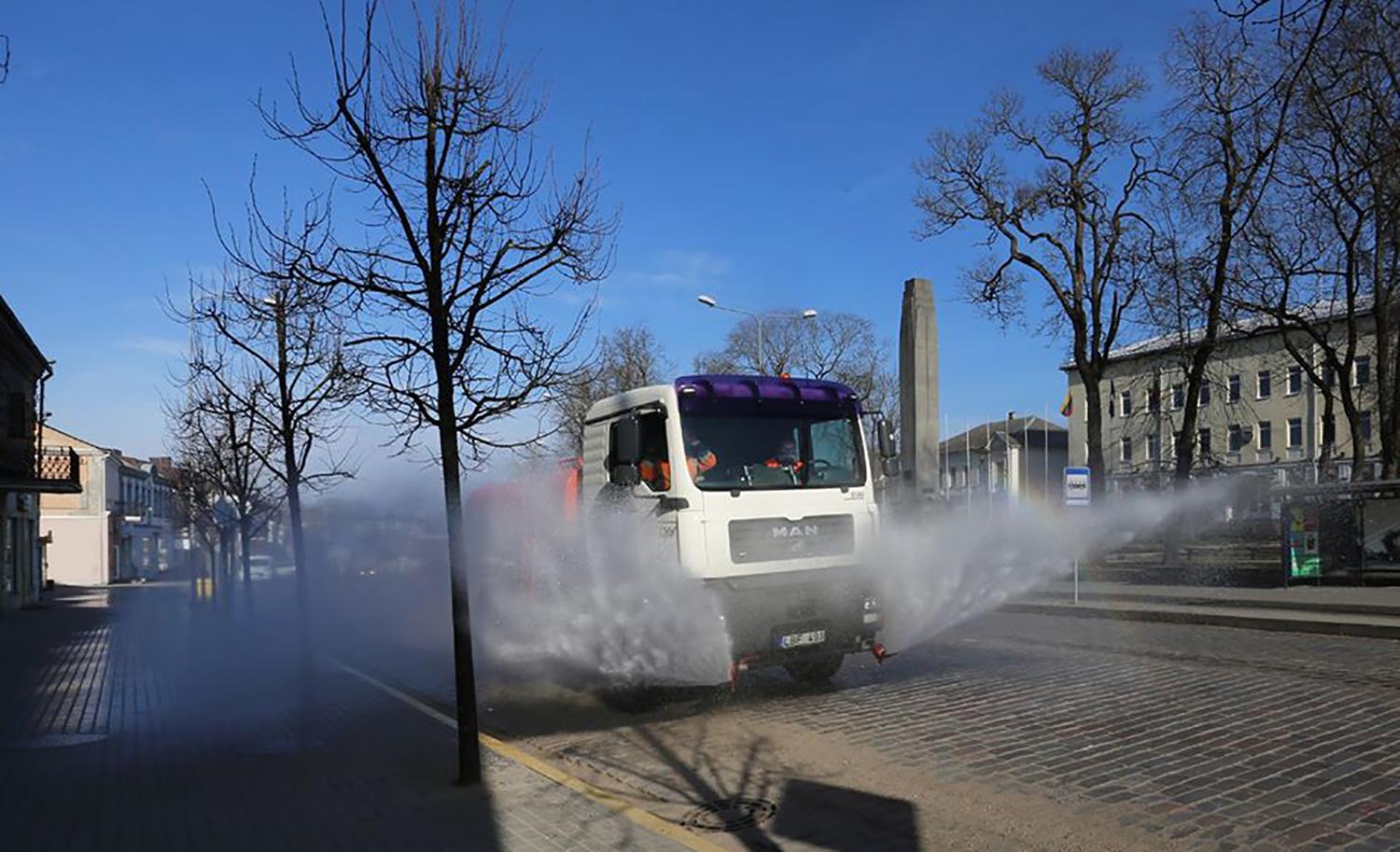 Dezinfekuojamos Ukmergės gatvės / Dainiaus Vyto nuotr. Ukmergės gatvėse – dezinfekavimo darbai.